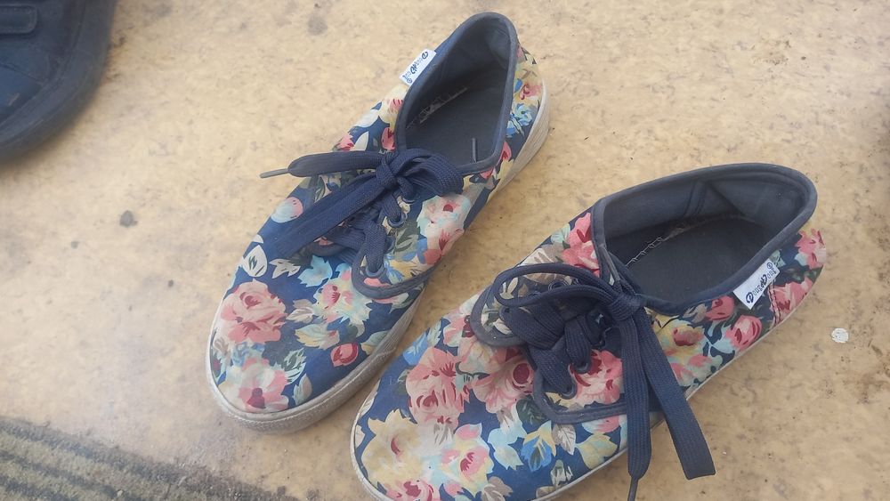 Әртүрлі киімдер және заттар бар