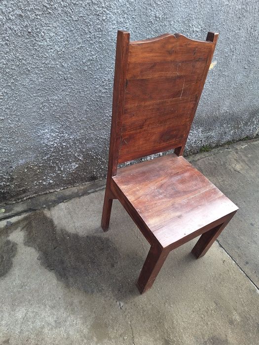 Scaun vechi din lemn masiv