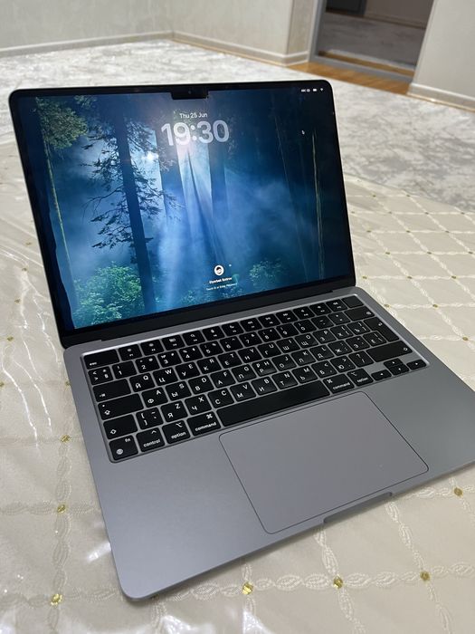 MacBook Air M2 Ideal holatda (2022).