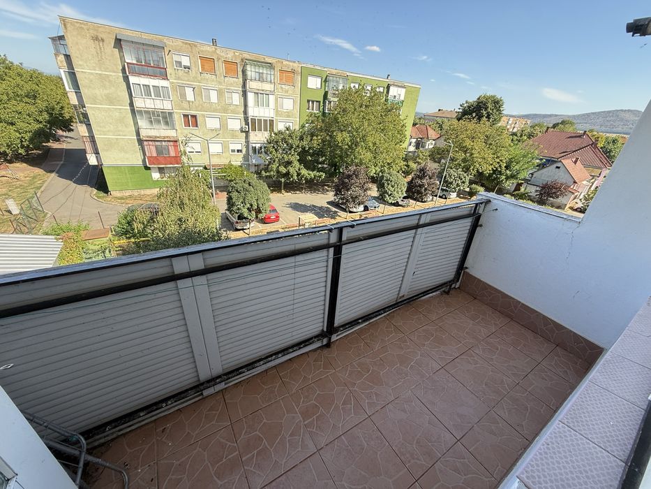 Vand apartament in Ineu  cu 3 camere ,etajul 3/4 ,langa primarie