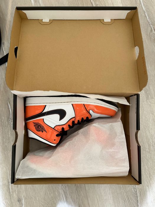 Jordan 1 MID SE Orange Turf - 43