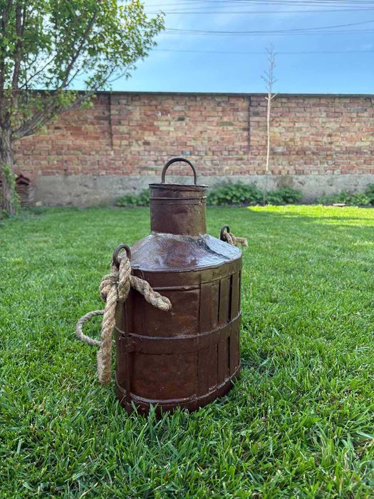 Старинна тенекия за прясно мляко с въжена дръжка.