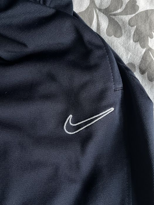 Долнища на Nike.