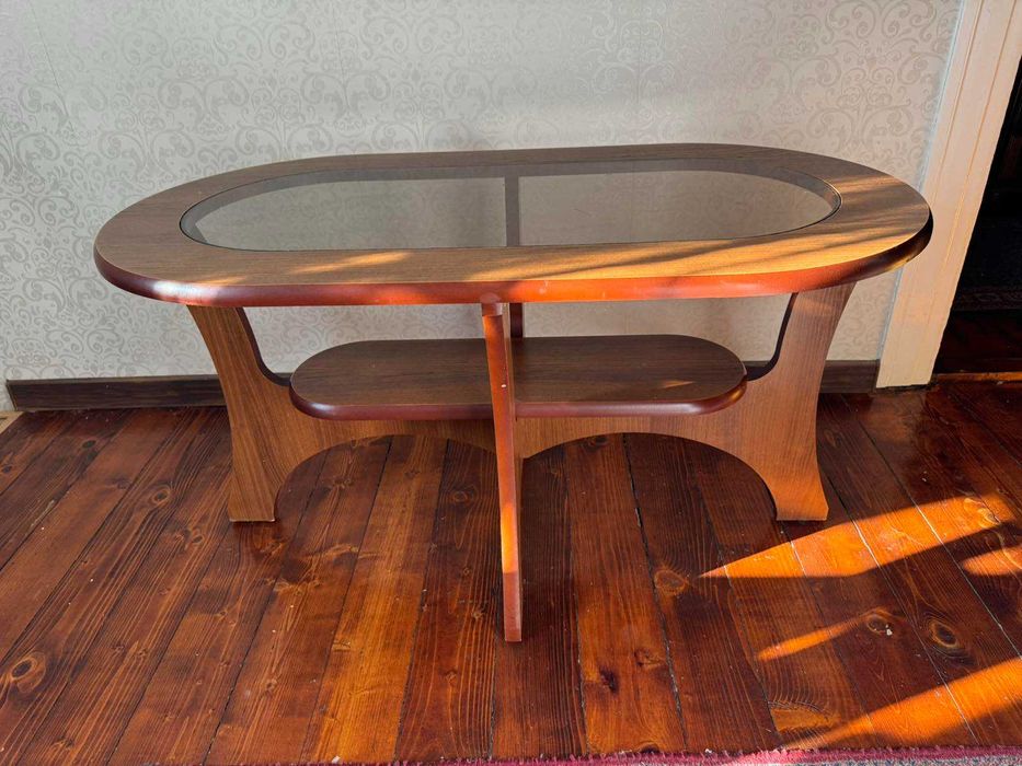 Холна маса с овална форма