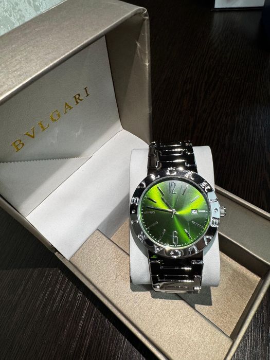 Часы BVLGARI в фирменном стиле