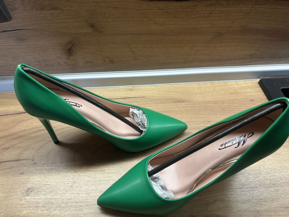 Зелени обувки на среден ток