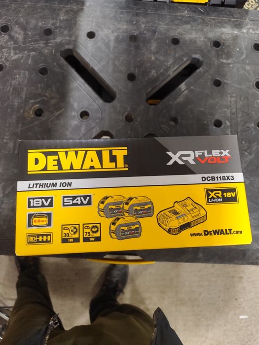 Супер промо Комплект зарядно DCB118X3 9 ah XR FLEXVOLT DEWALT