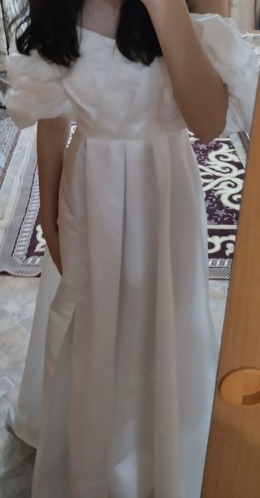 Белое вечернее платье