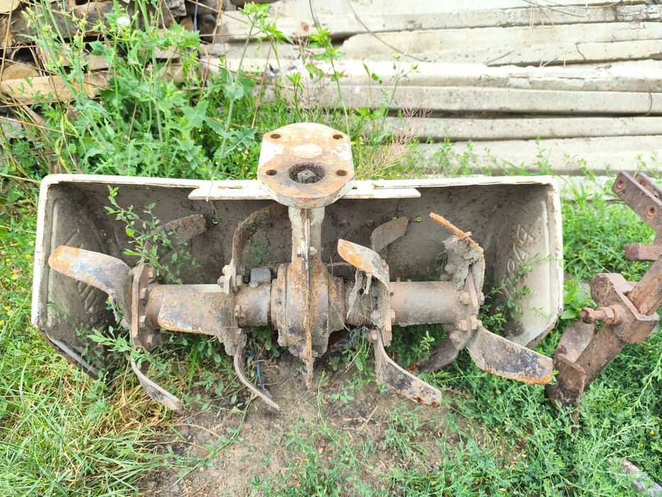 Vând motocultor, remorcă, freză și prășitoare