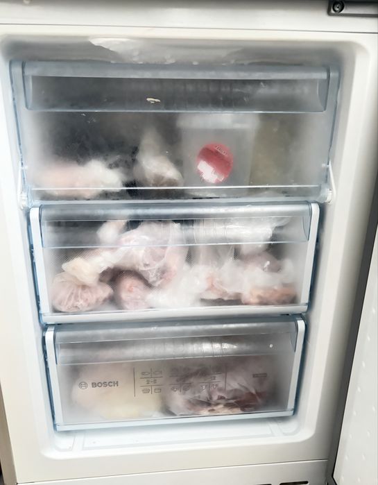 Холодильник BOSH в хорошем состоянии.