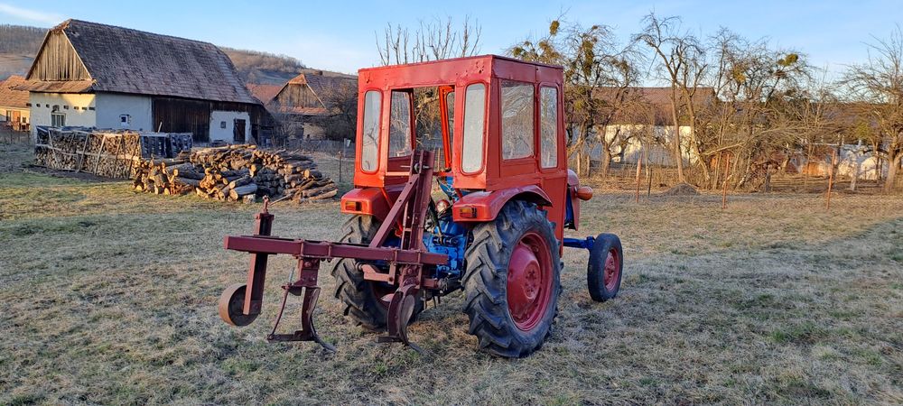 Vând  Tractor  cu  Plug