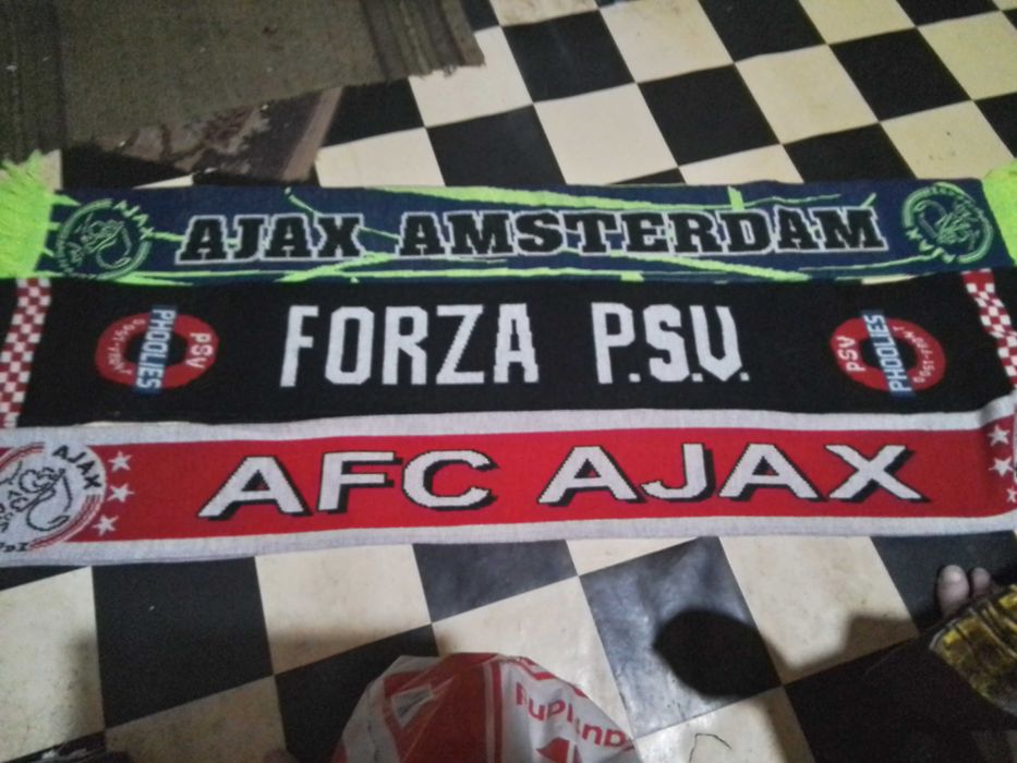 Продавам колекционерски футболни шалове!12 лв.бр.