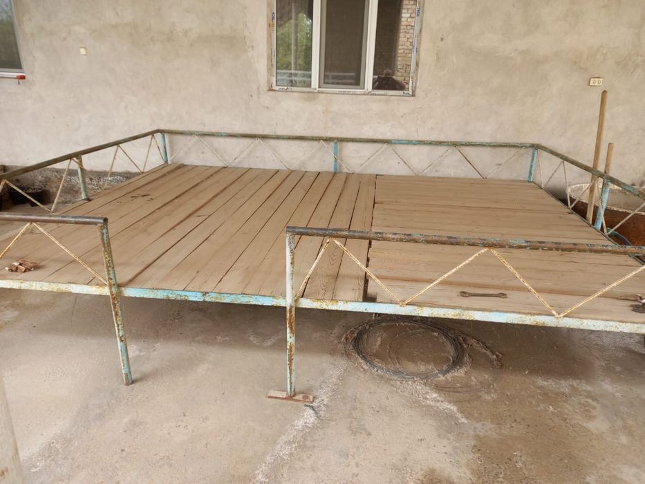 Тапчан (деревянный настил на металлическом каркасе)