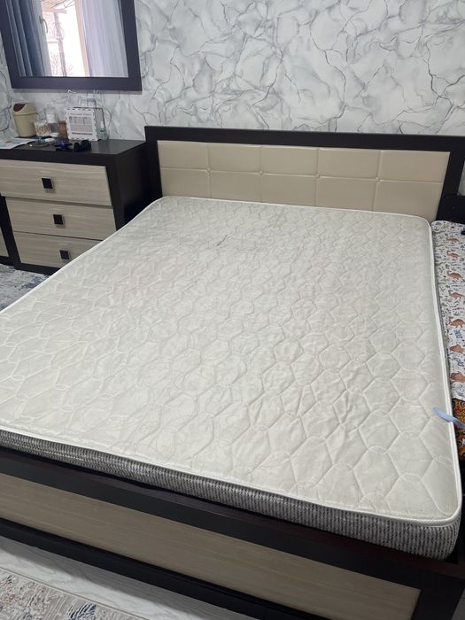 Продам Двухспальная кровать в хорошем состоянии с матрасом