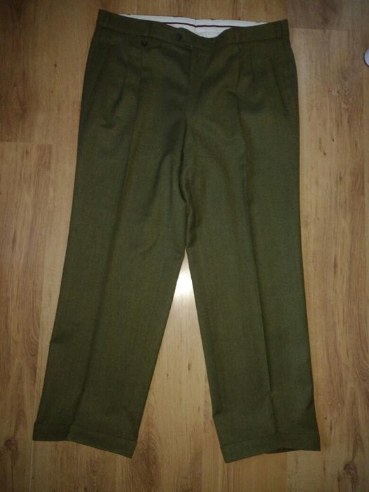 Pantaloni din stofă de lână mărimea 54 persoană mai scunda