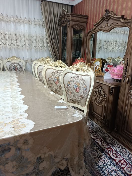 Stol stul sotiladi oladigan odam telefon qisin qisin