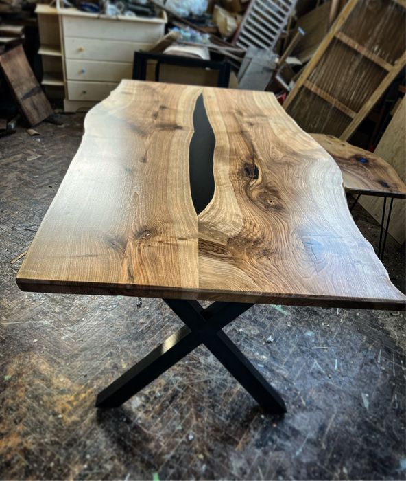 Трапезна маса от орех и епоксидна смола