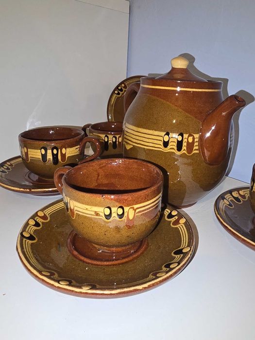 Керамичен сервиз за чай нов, чайник и 4 чаши с чинии