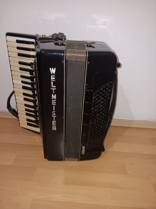 Продавам акордеон Weltmaster Stela 96 баса