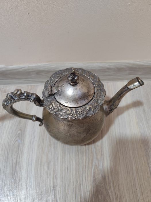 Антикварни чайници, препарирани акули