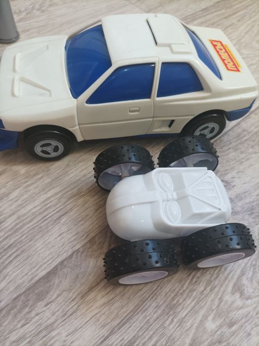 Машинки игрушки.