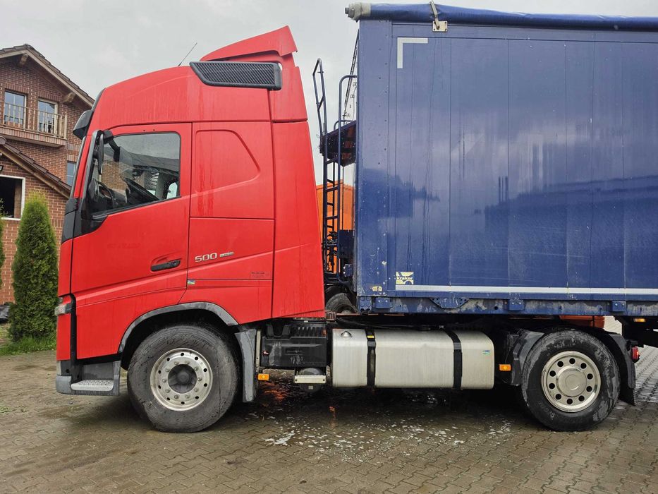 Cap tractor volvo