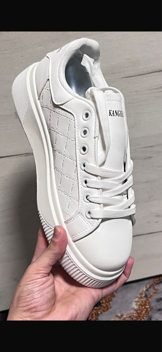 Adidasi  sau sneachers