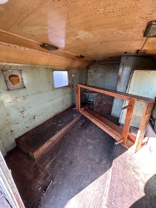 Стар военен фургон от сандвич панел