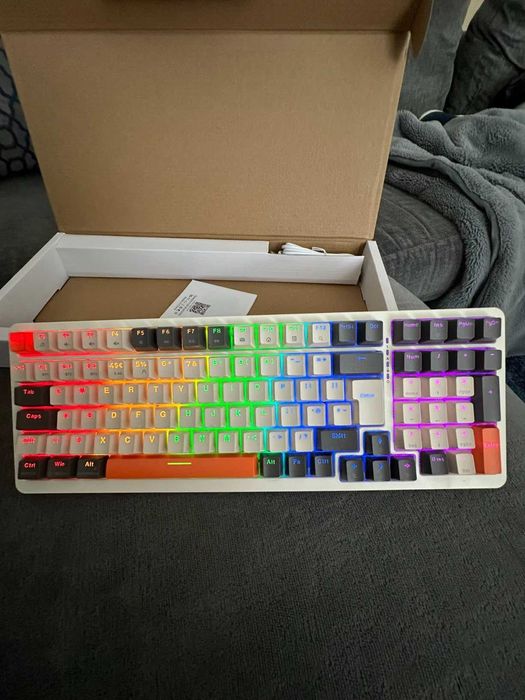 Механична геймърска клавиатура Rii, безжична 101 клавиша RGB подсветка