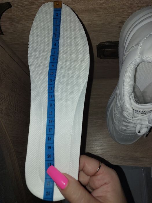 Продам женские  кроссовки