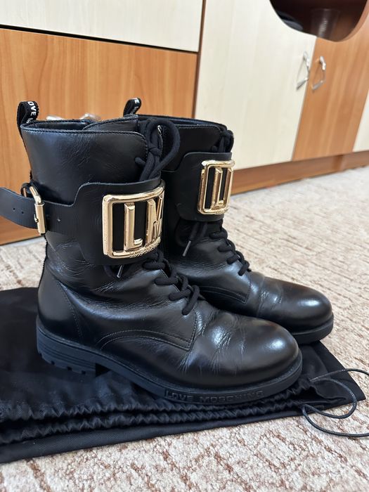 Love moschino боти