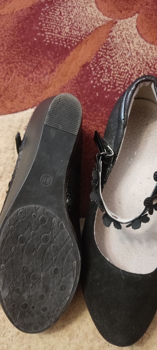 Продам туфли для девочки