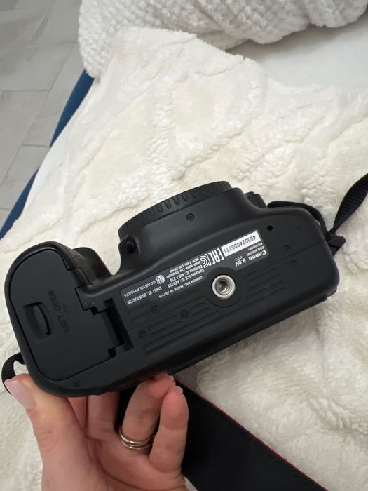 Aparat foto Canon 80D cu obiectiv 18-55mm