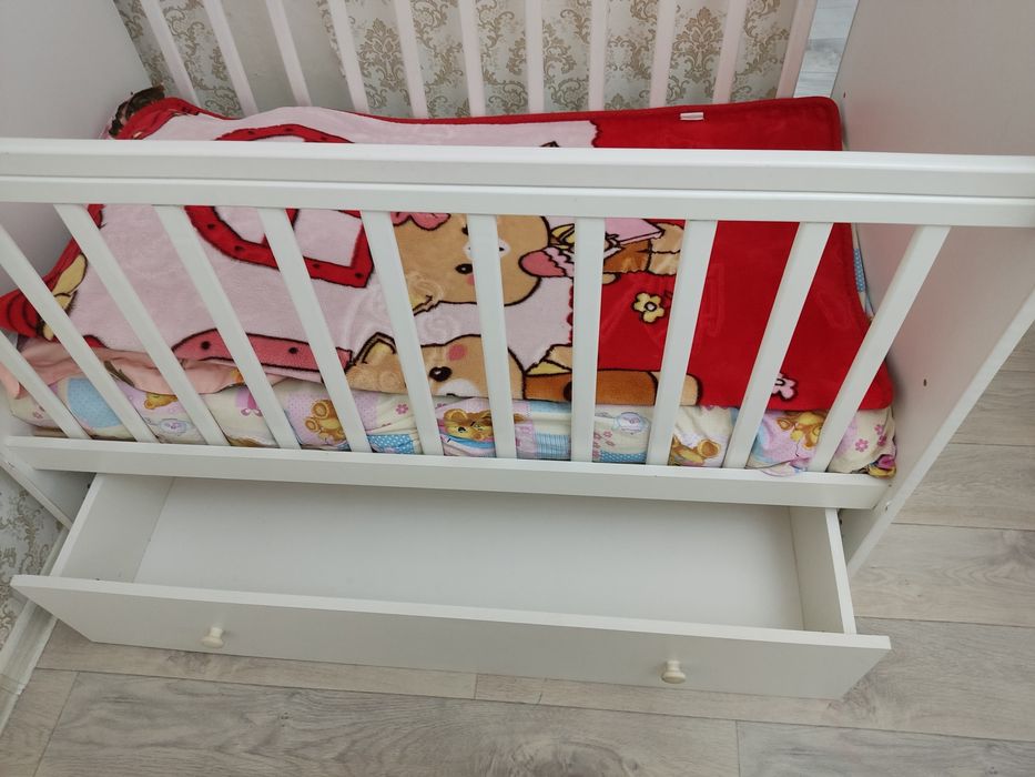 Детская кровать с маятником