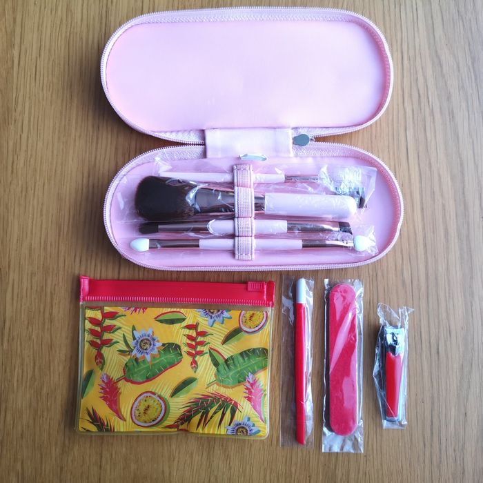 Set pensule machiaj și  trusă de manichiură