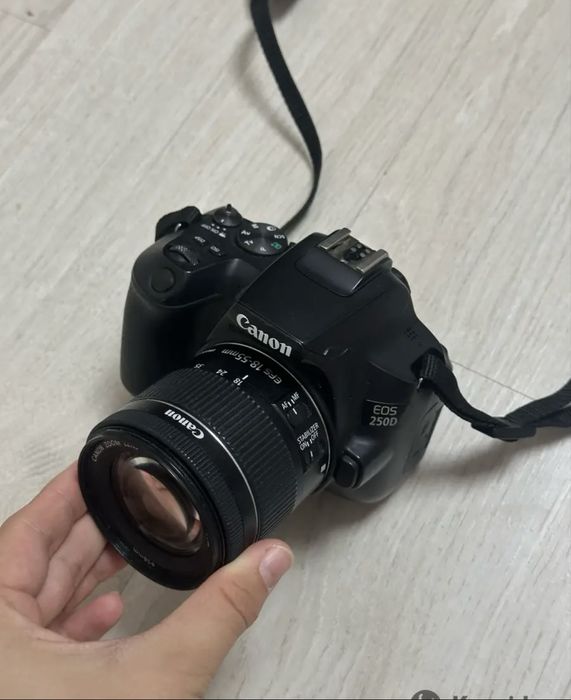 Canon 250D в идеальном состоянии