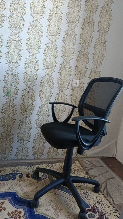 Офисное кресло почти новый