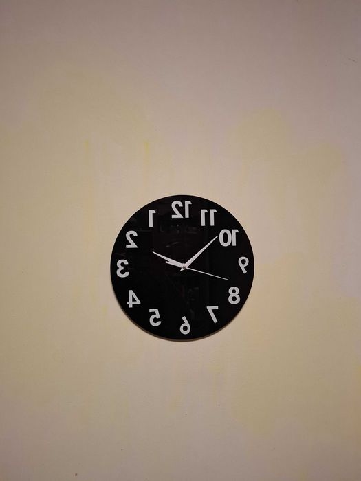 Ceas de perete negru pentru saloane de coafură și frizerii.