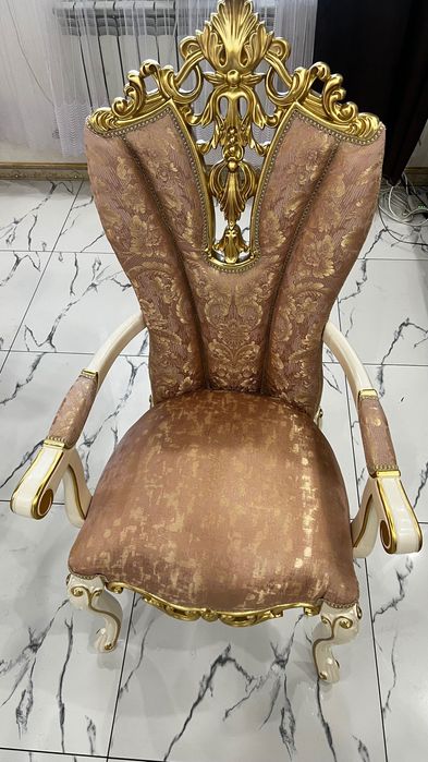 Продам гостиный стол со стульями