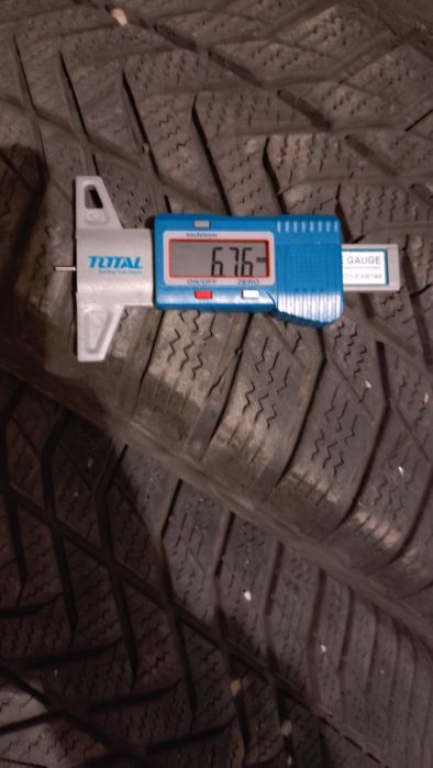 Продавам зимни гуми 205 60 16 .