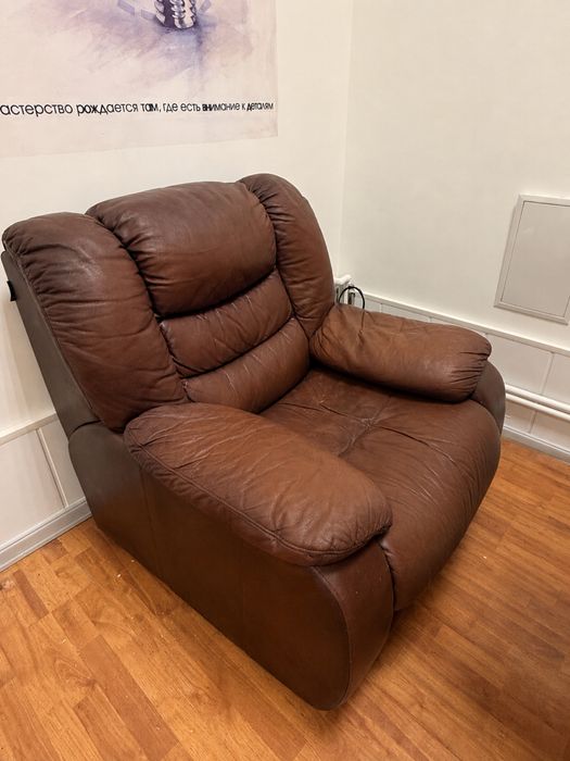 Диван кожаный с креслами