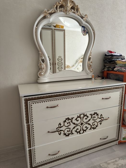 Комод с зеркалом