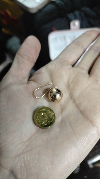 Продам два разные сережки