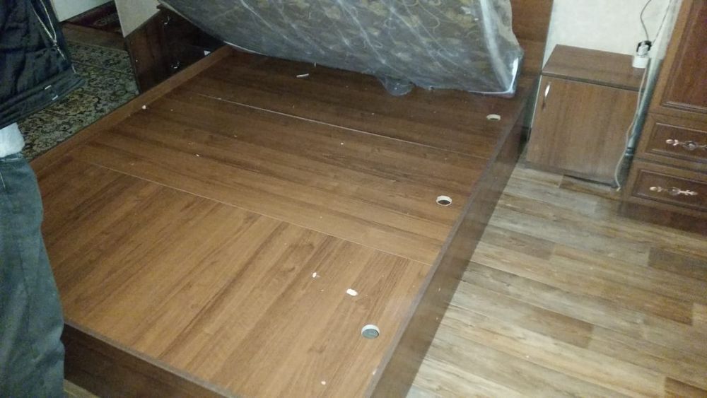 Двухспальная кровать с тумбочками для спальни