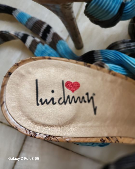 Продам женские босоножки на платформе