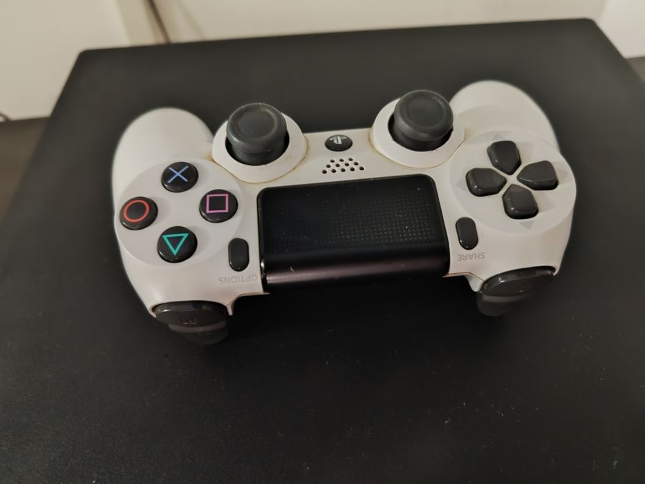 Vând PS4 Pro 1TB Neg