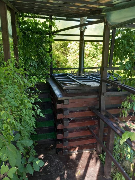 Cabana/pensiune de vanzare cu casuta in copac, Casa A-frame, piscina, ciubar. Judet Dimbovita, 110 km distanta București. Preț 55.000 EUR negociabil.