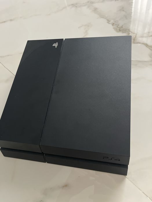 Vand un ps4 va dau telecomandele si cablurile