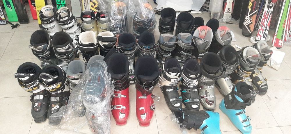 Skiuri , clăpari, căști,  echipament