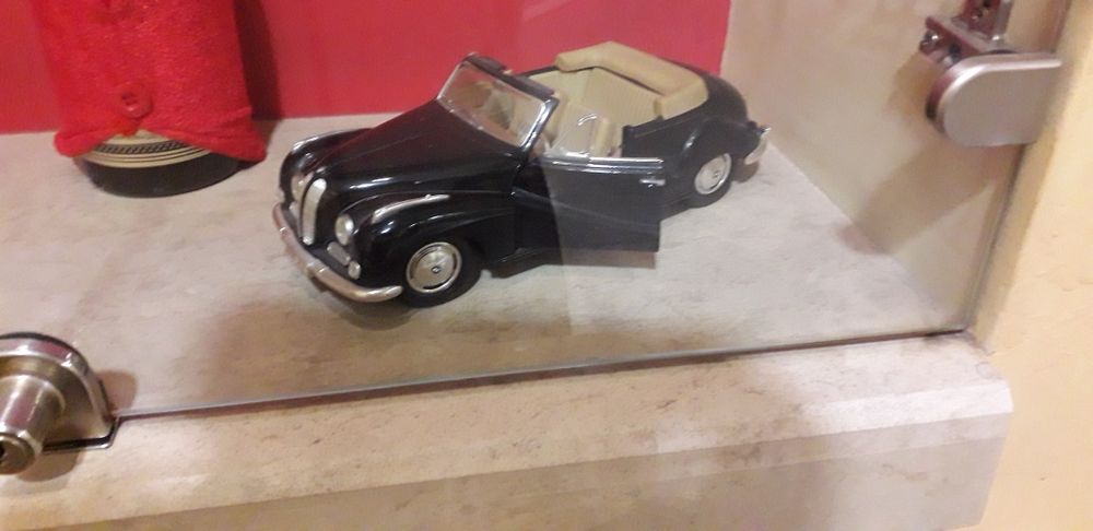 Продавасе колекция от коли